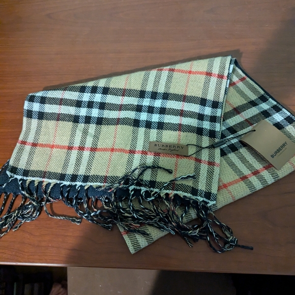 Burberry scarf - Picture 1 of 4